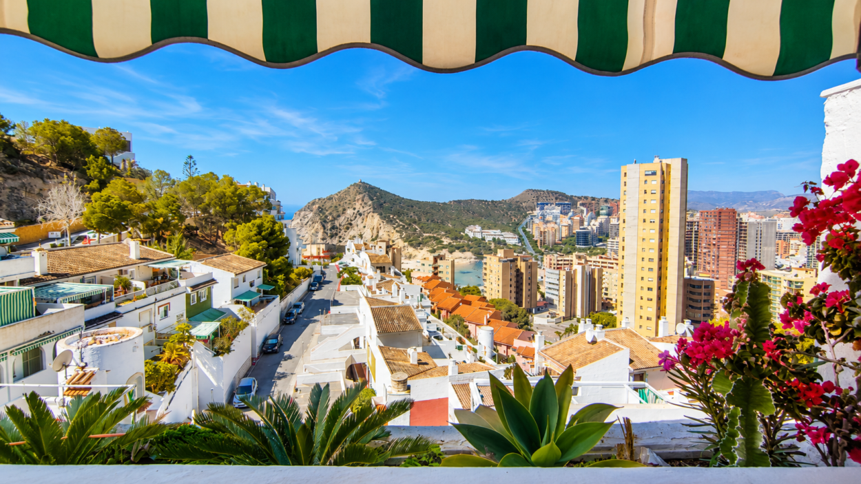 EXCLUSIVA VIVIENDA EN MONT BENIDORM CON IMPRESIONANTES VISTAS AL MAR Y GRAN TERRAZA PANORÁMICA