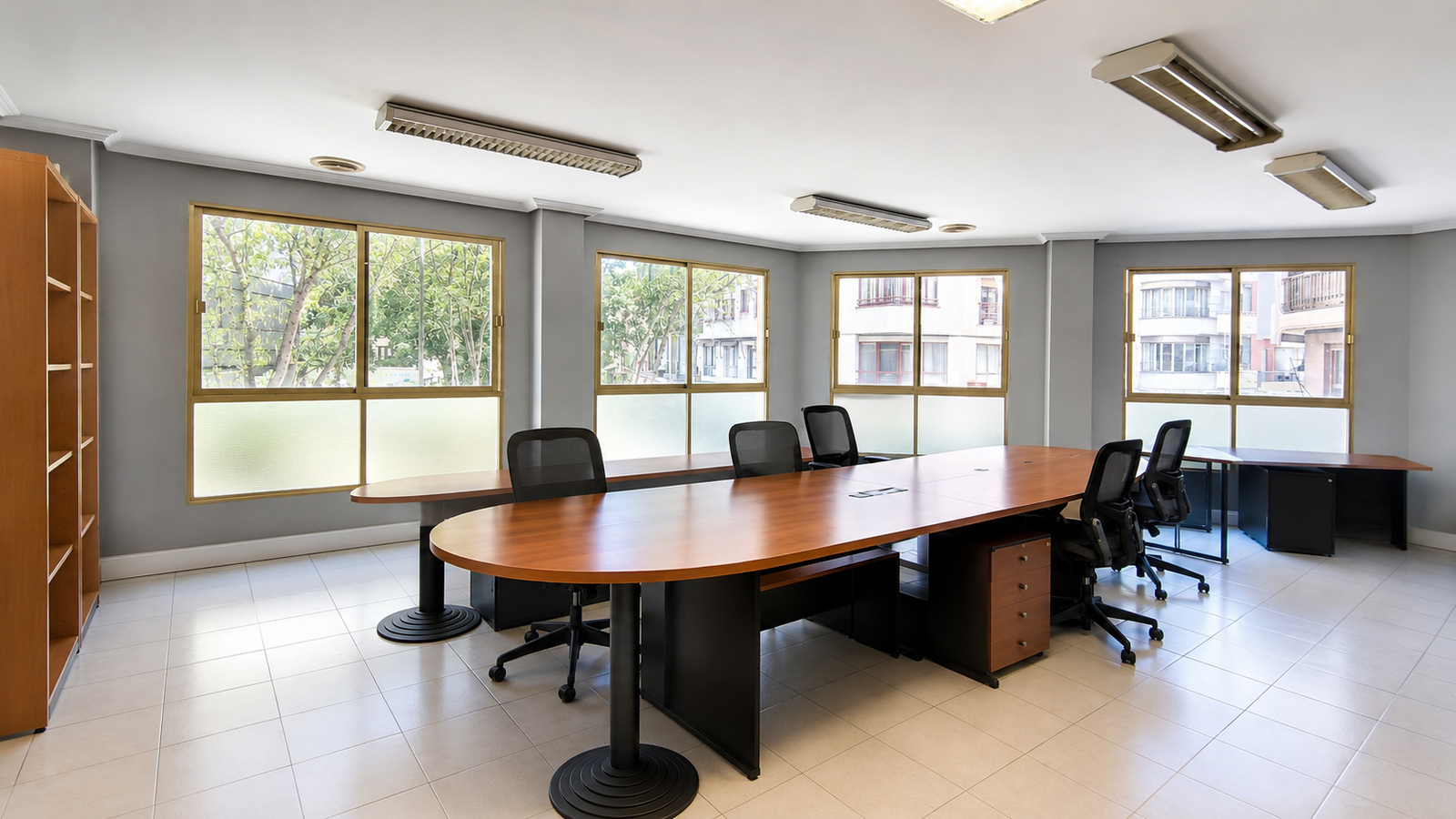 AMPLIO ENTRESUELO COMERCIAL / OFICINA EN PLENO CENTRO DE ELCHE – LUMINOSO, VERSÁTIL Y EXCELENTE UBICACION