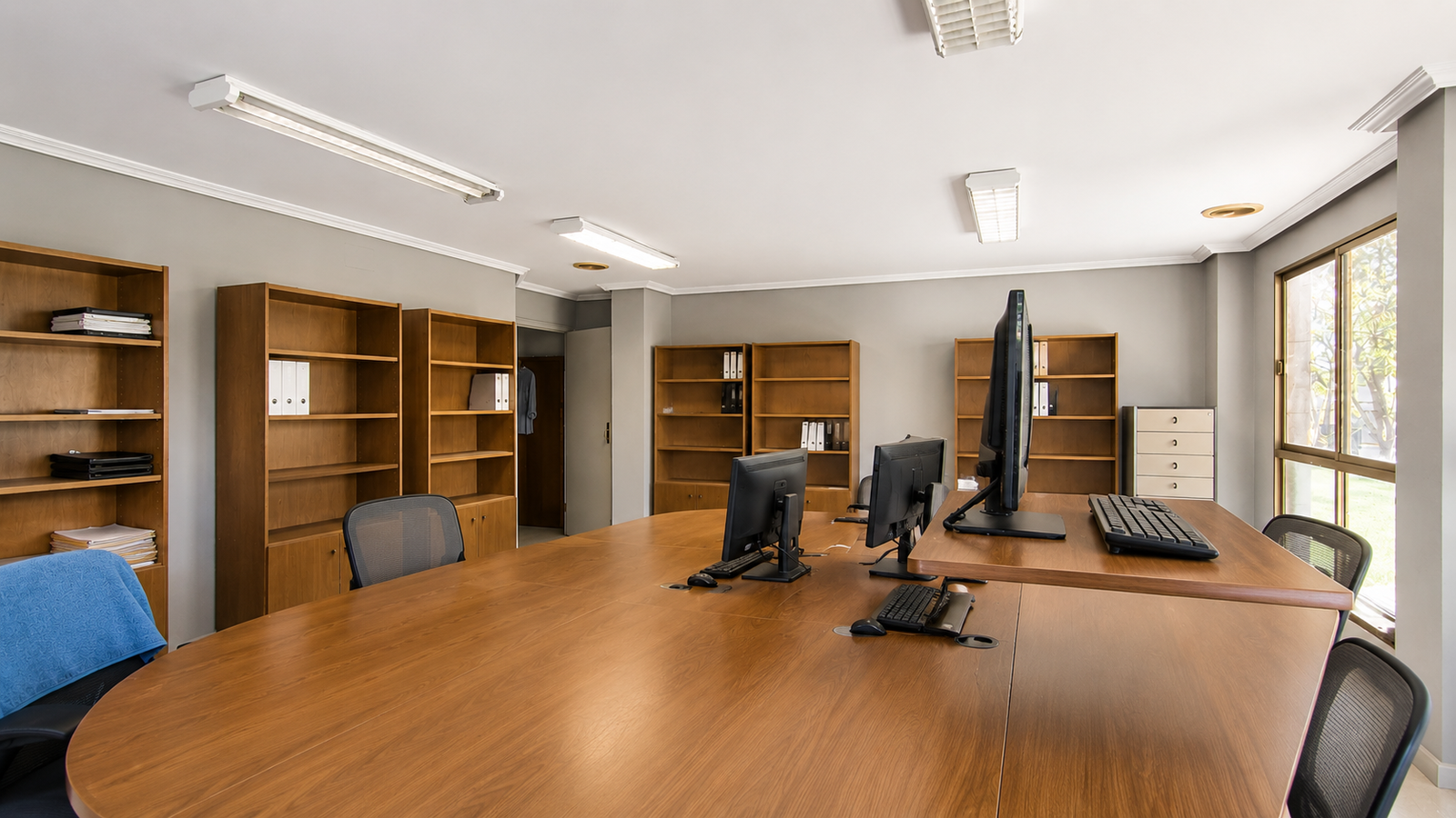 AMPLIO ENTRESUELO COMERCIAL / OFICINA EN PLENO CENTRO DE ELCHE – LUMINOSO, VERSÁTIL Y EXCELENTE UBICACION