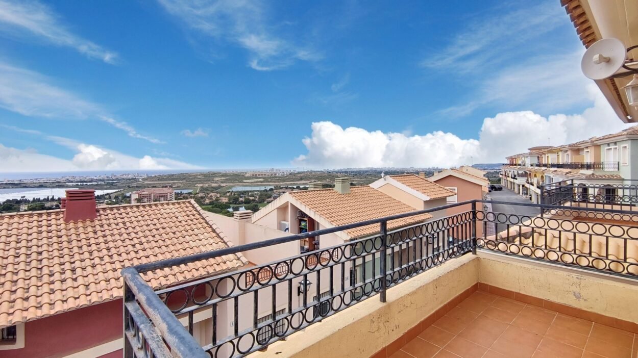 Exclusivo chalet adosado en Bonalba Cotoveta con vistas al mar y golf