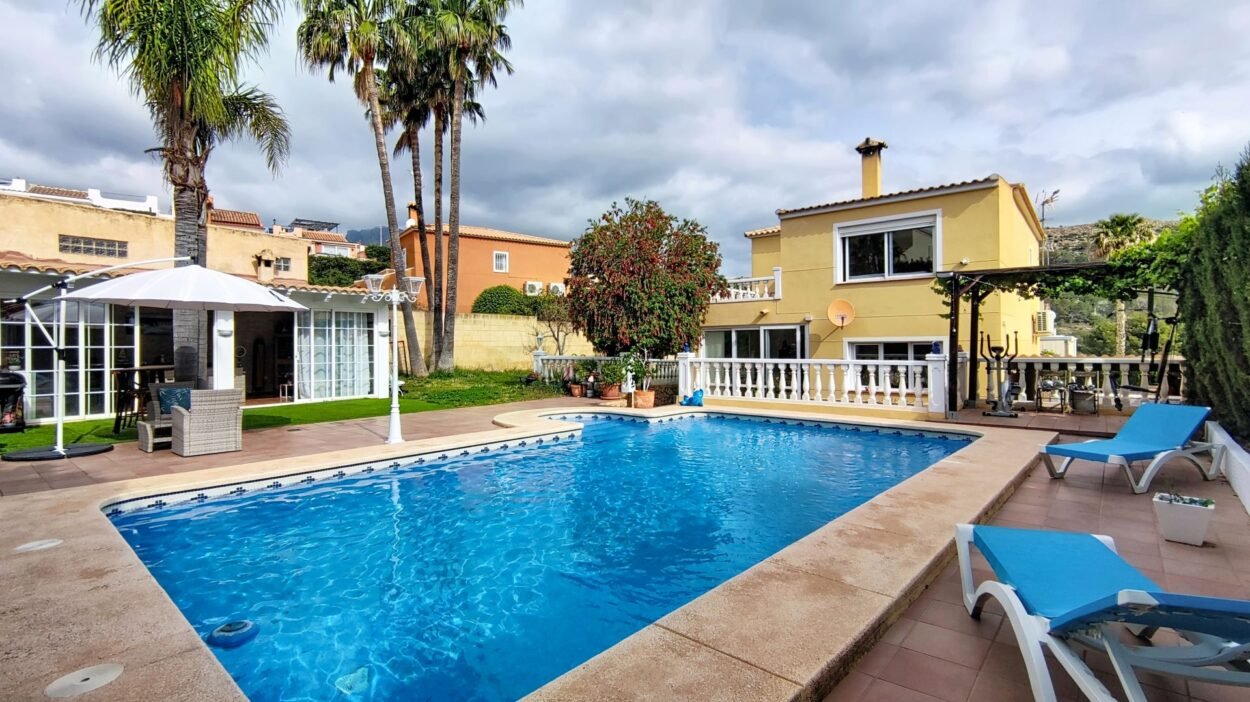 Exclusivo chalet independiente en La Nucía con piscina privada, jardín y zona chill-out