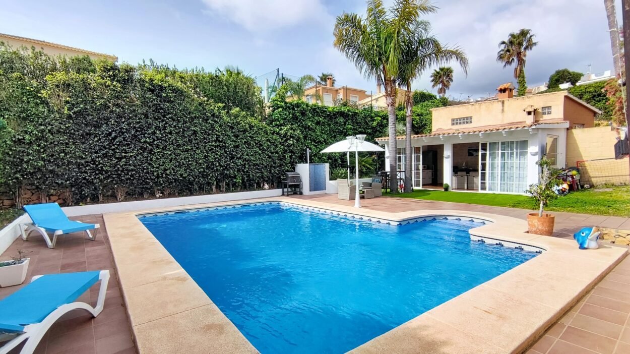 Exclusivo chalet independiente en La Nucía con piscina privada, jardín y zona chill-out
