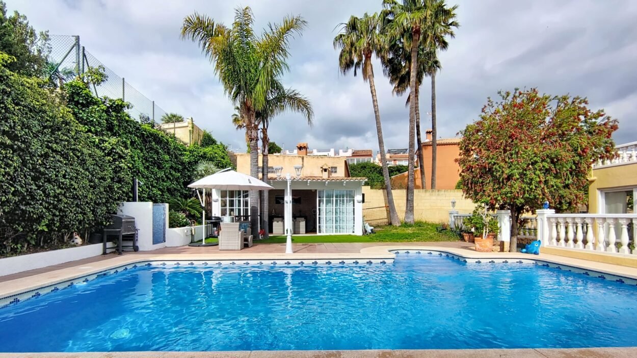 Exclusivo chalet independiente en La Nucía con piscina privada, jardín y zona chill-out