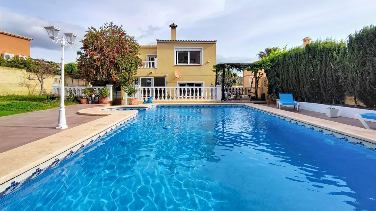 Exclusivo chalet independiente en La Nucía con piscina privada, jardín y zona chill-out