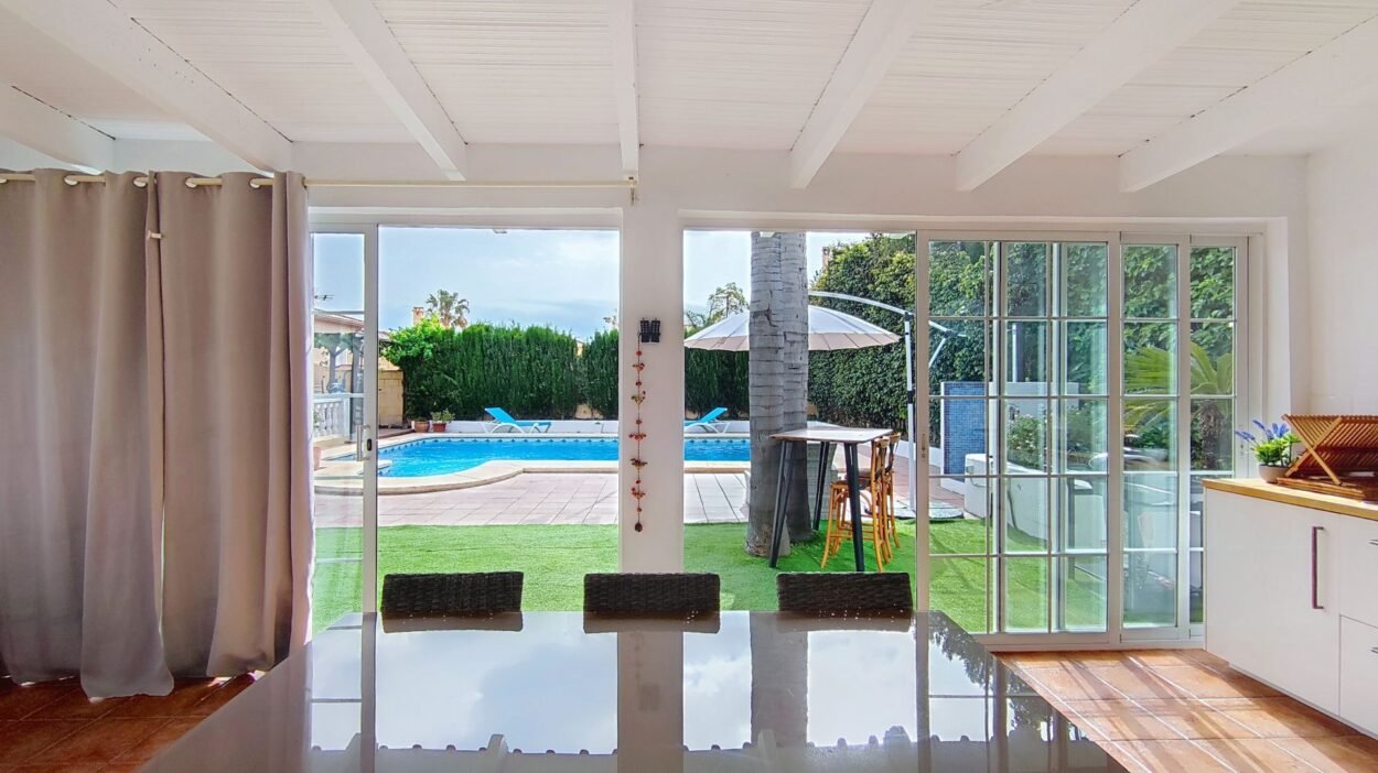 Exclusivo chalet independiente en La Nucía con piscina privada, jardín y zona chill-out