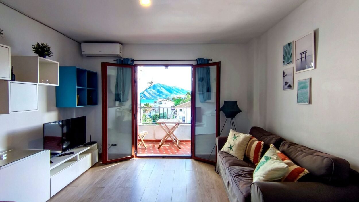 Apartamento reformado con terraza y vistas al mar en Altea.