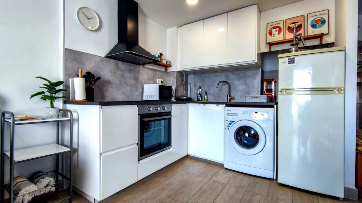 Apartamento reformado con terraza y vistas al mar en Altea.