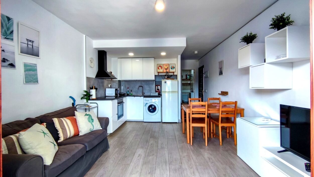 Apartamento reformado con terraza y vistas al mar en Altea.