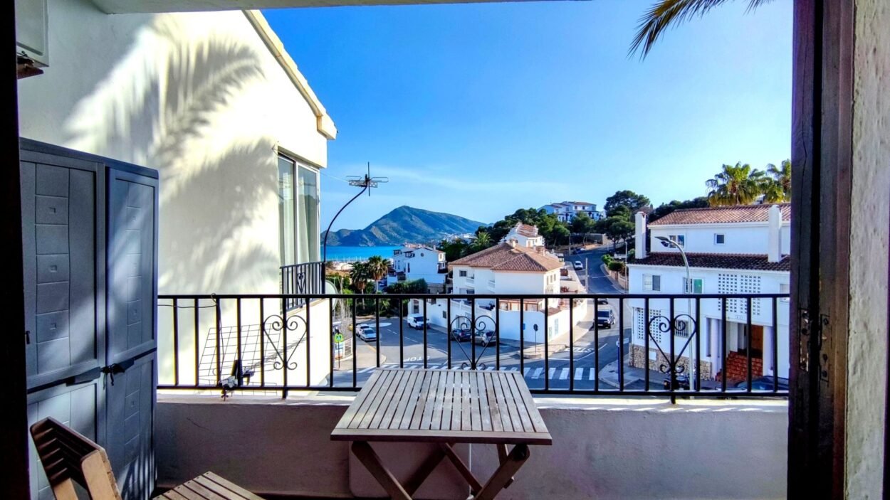 Apartamento reformado con terraza y vistas al mar en Altea.