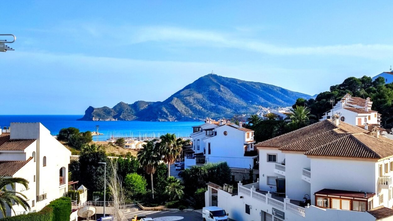 Apartamento reformado con terraza y vistas al mar en Altea.
