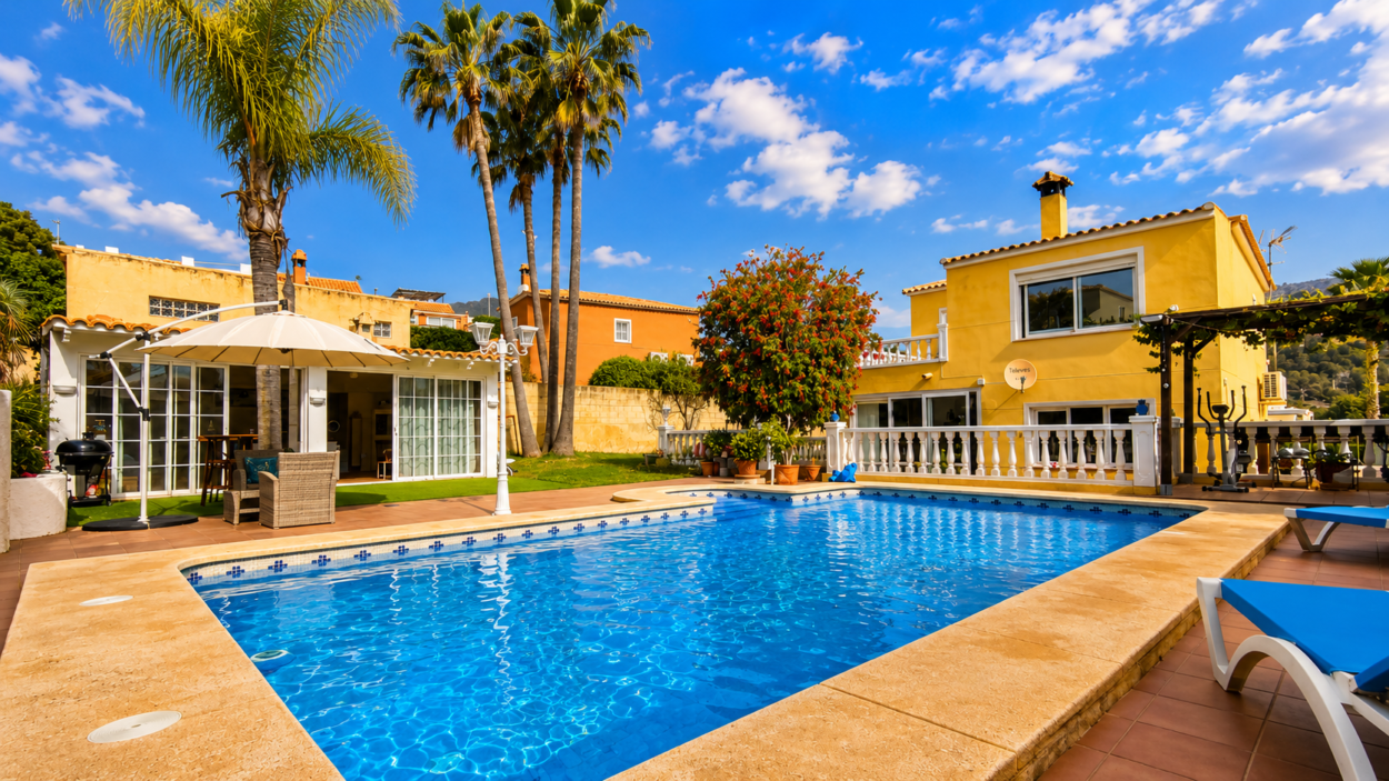 Exclusivo chalet independiente en La Nucía con piscina privada, jardín y zona chill-out