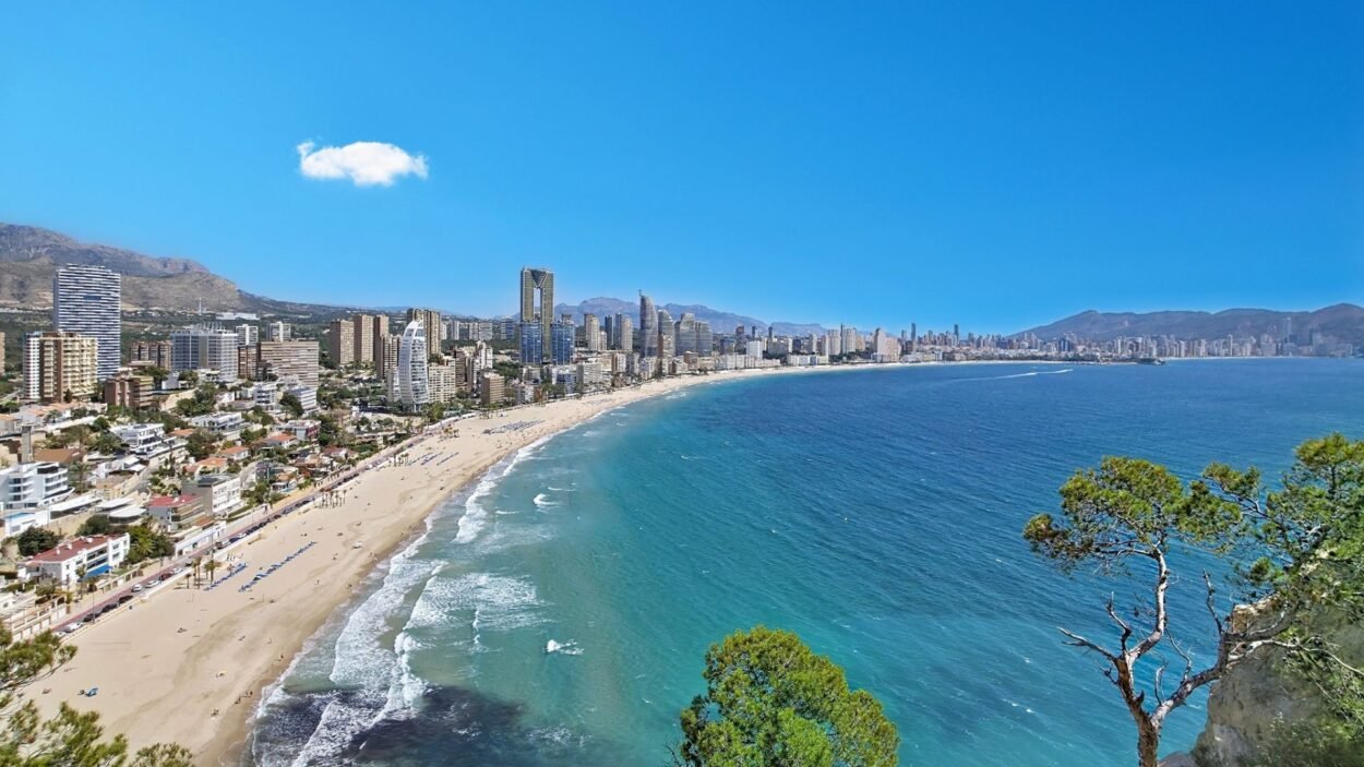 EXCLUSIVA VIVIENDA EN MONT BENIDORM CON IMPRESIONANTES VISTAS AL MAR Y GRAN TERRAZA PANORÁMICA