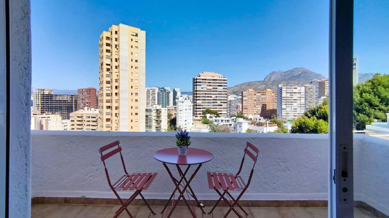 Exclusivo apartamento reformado con vistas al mar en la mejor zona de Poniente – Benidorm