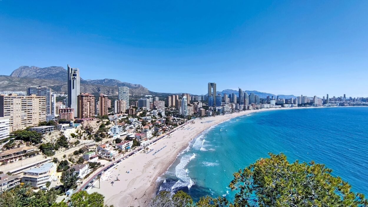 Exclusivo apartamento reformado con vistas al mar en la mejor zona de Poniente – Benidorm