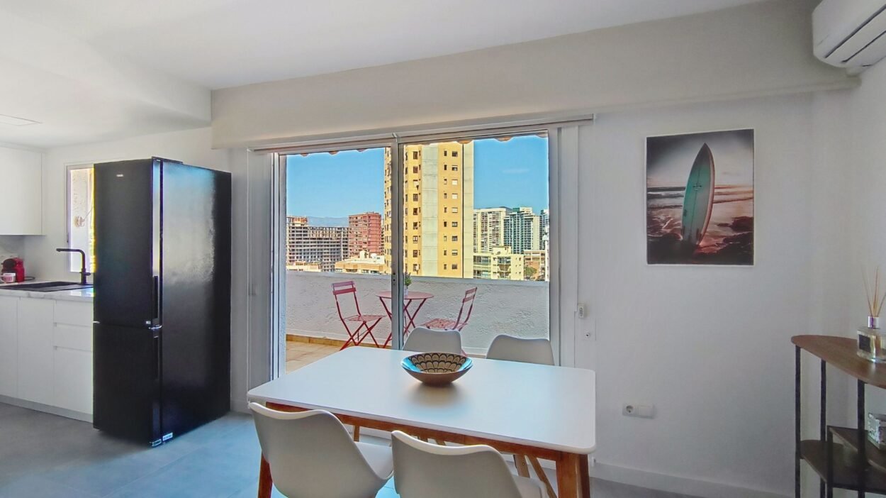 Exclusivo apartamento reformado con vistas al mar en la mejor zona de Poniente – Benidorm