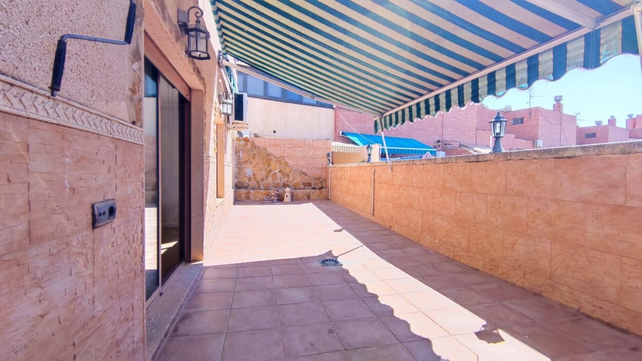 EXCLUSIVO ÁTICO CON GRAN TERRAZA, CHIMENEA Y VISTAS DESPEJADAS EN EL CENTRO DE IBI