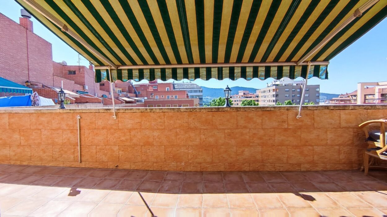 EXCLUSIVO ÁTICO CON GRAN TERRAZA, CHIMENEA Y VISTAS DESPEJADAS EN EL CENTRO DE IBI