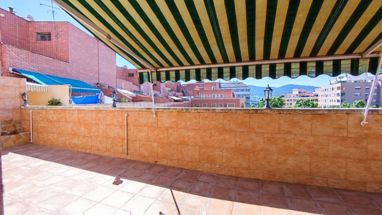 EXCLUSIVO ÁTICO CON GRAN TERRAZA, CHIMENEA Y VISTAS DESPEJADAS EN EL CENTRO DE IBI