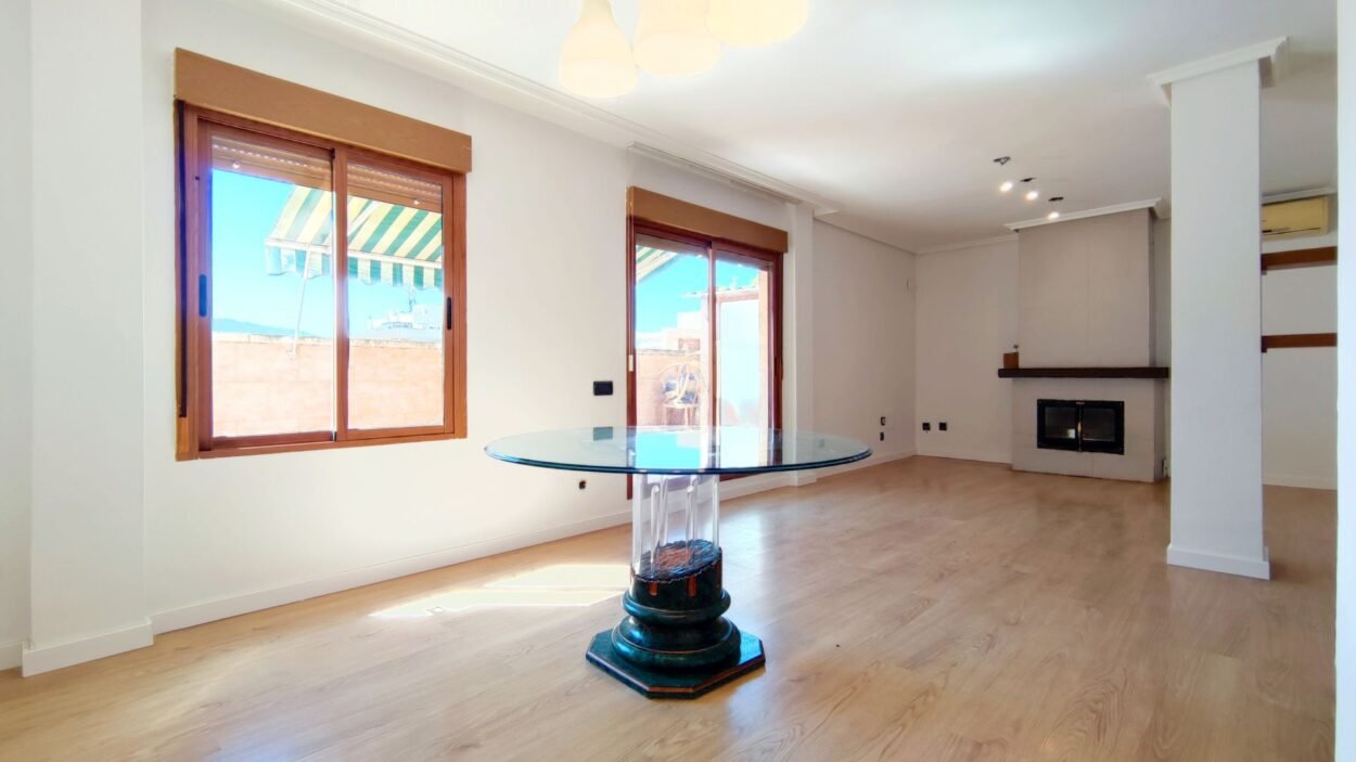 EXCLUSIVO ÁTICO CON GRAN TERRAZA, CHIMENEA Y VISTAS DESPEJADAS EN EL CENTRO DE IBI