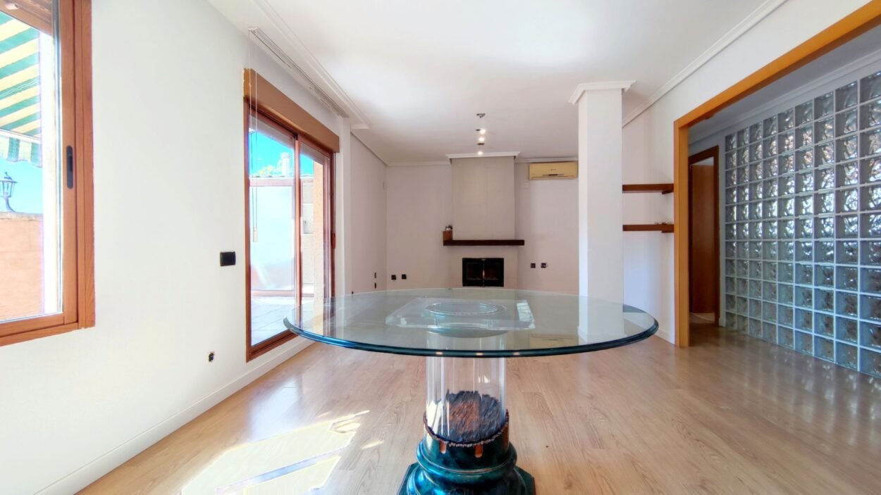 EXCLUSIVO ÁTICO CON GRAN TERRAZA, CHIMENEA Y VISTAS DESPEJADAS EN EL CENTRO DE IBI