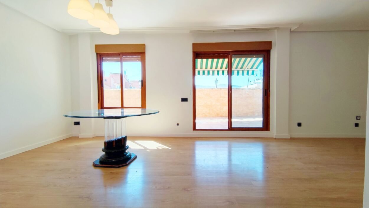 EXCLUSIVO ÁTICO CON GRAN TERRAZA, CHIMENEA Y VISTAS DESPEJADAS EN EL CENTRO DE IBI