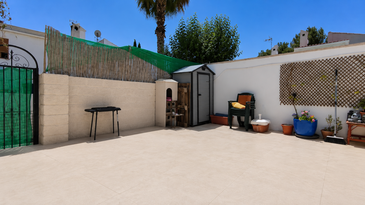 EXCLUSIVA CASA ADOSADA CON JARDÍN, TERRAZAS Y PISCINA COMUNITARIA EN LA NUCIA, ALICANTE