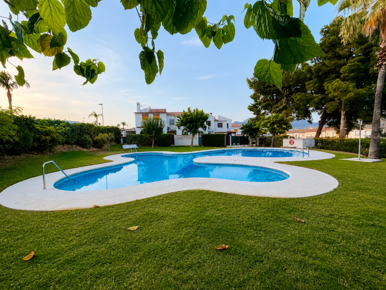 EXCLUSIVA CASA ADOSADA CON JARDÍN, TERRAZAS Y PISCINA COMUNITARIA EN LA NUCIA, ALICANTE