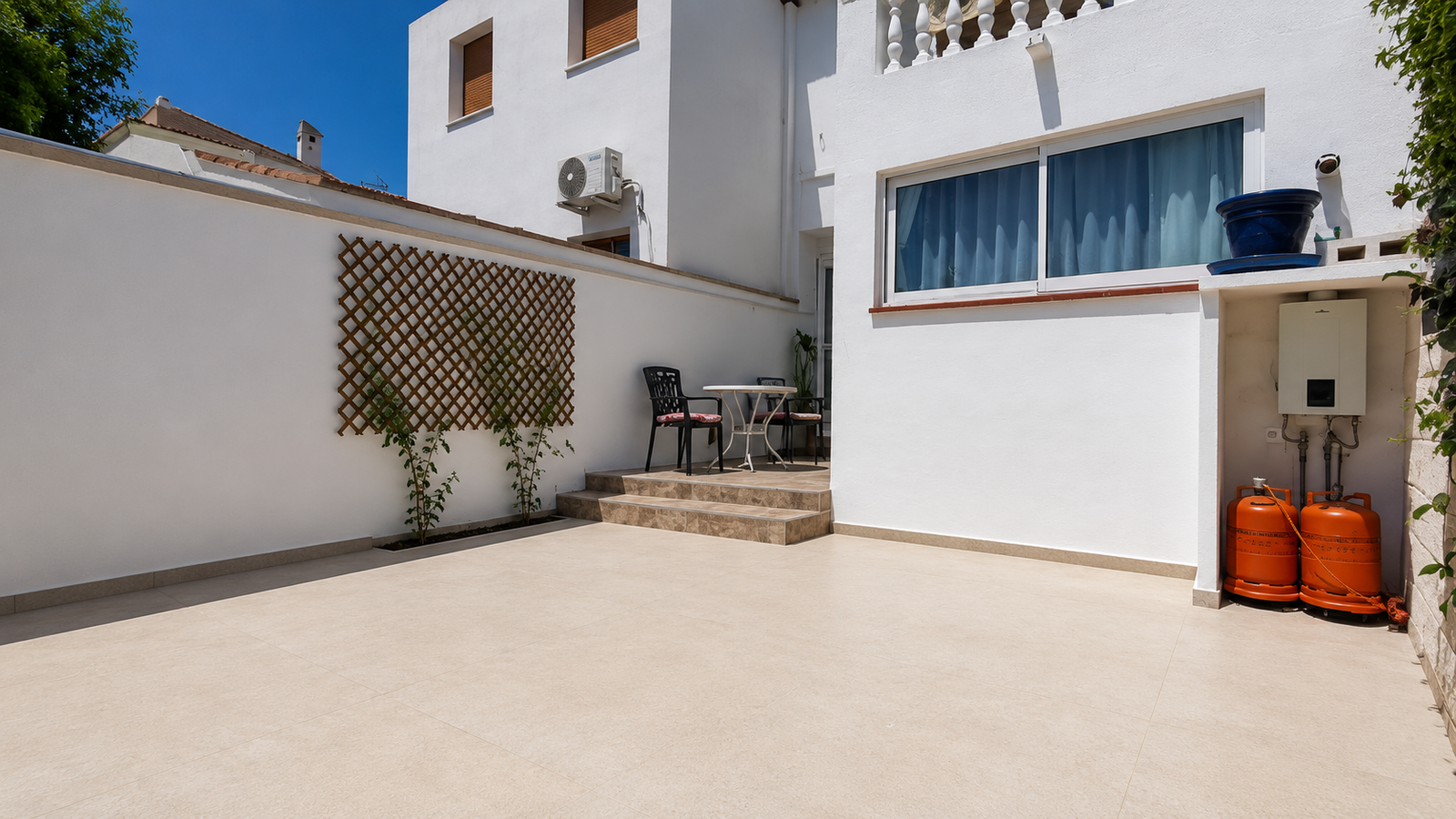 EXCLUSIVA CASA ADOSADA CON JARDÍN, TERRAZAS Y PISCINA COMUNITARIA EN LA NUCIA, ALICANTE