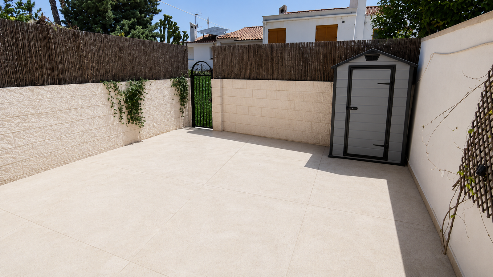 EXCLUSIVA CASA ADOSADA CON JARDÍN, TERRAZAS Y PISCINA COMUNITARIA EN LA NUCIA, ALICANTE