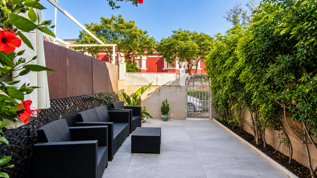 Magnifico Chalet Adosado con gran terraza, piscina comunitaria y plaza de garaje en una de las mejores zonas de Elche