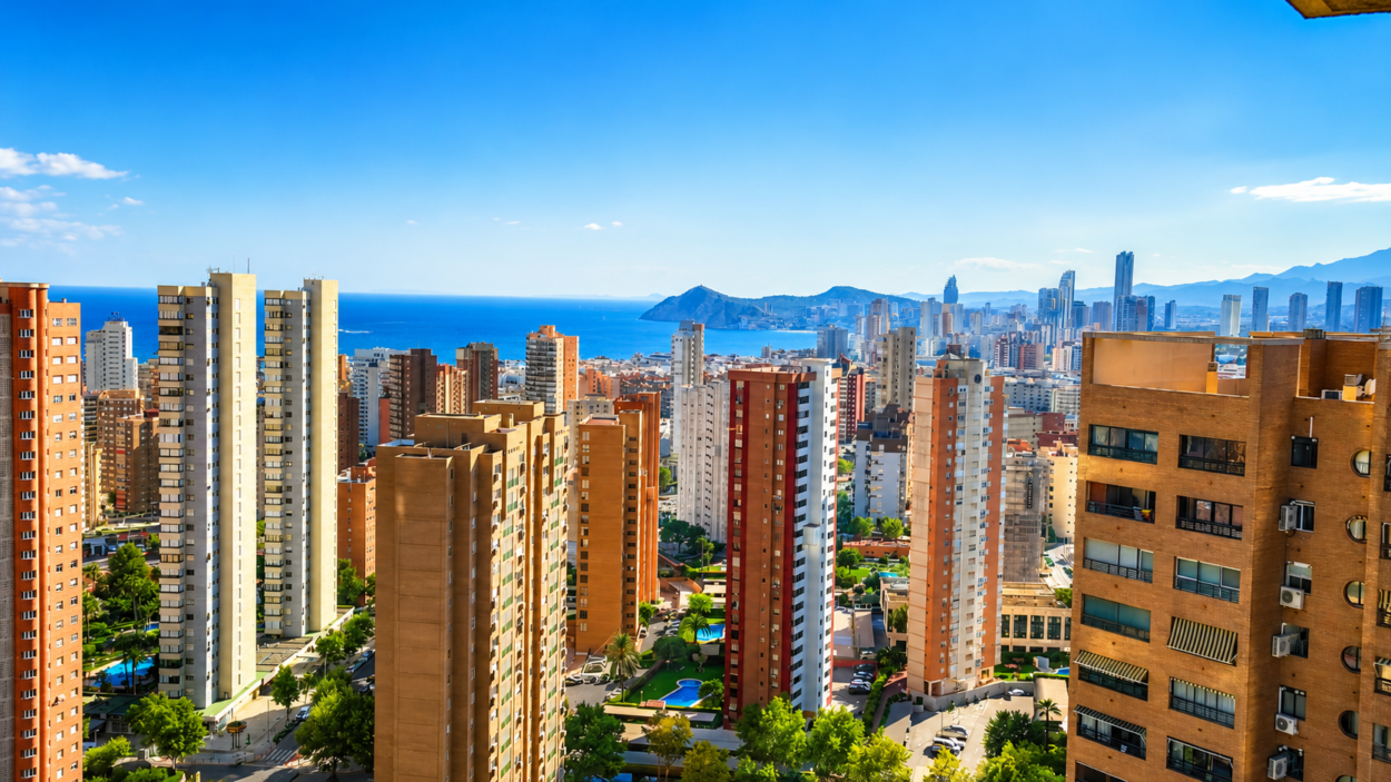 Luminoso piso con vistas panorámicas, garaje, piscina y ubicación privilegiada en Benidorm