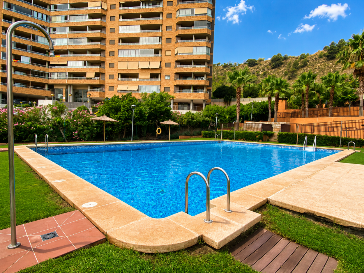 Ático de esquina con terraza de 80 m² y vistas panorámicas al mar en Villajoyosa