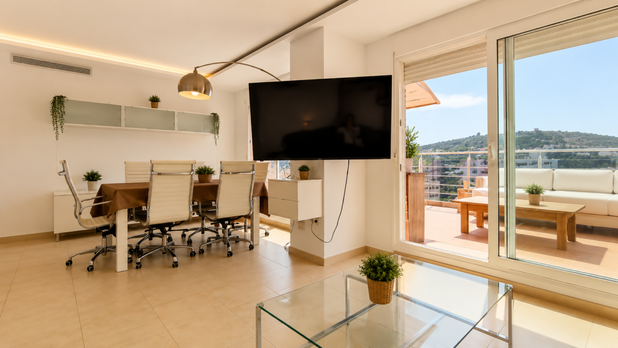 Ático de esquina con terraza de 80 m² y vistas panorámicas al mar en Villajoyosa