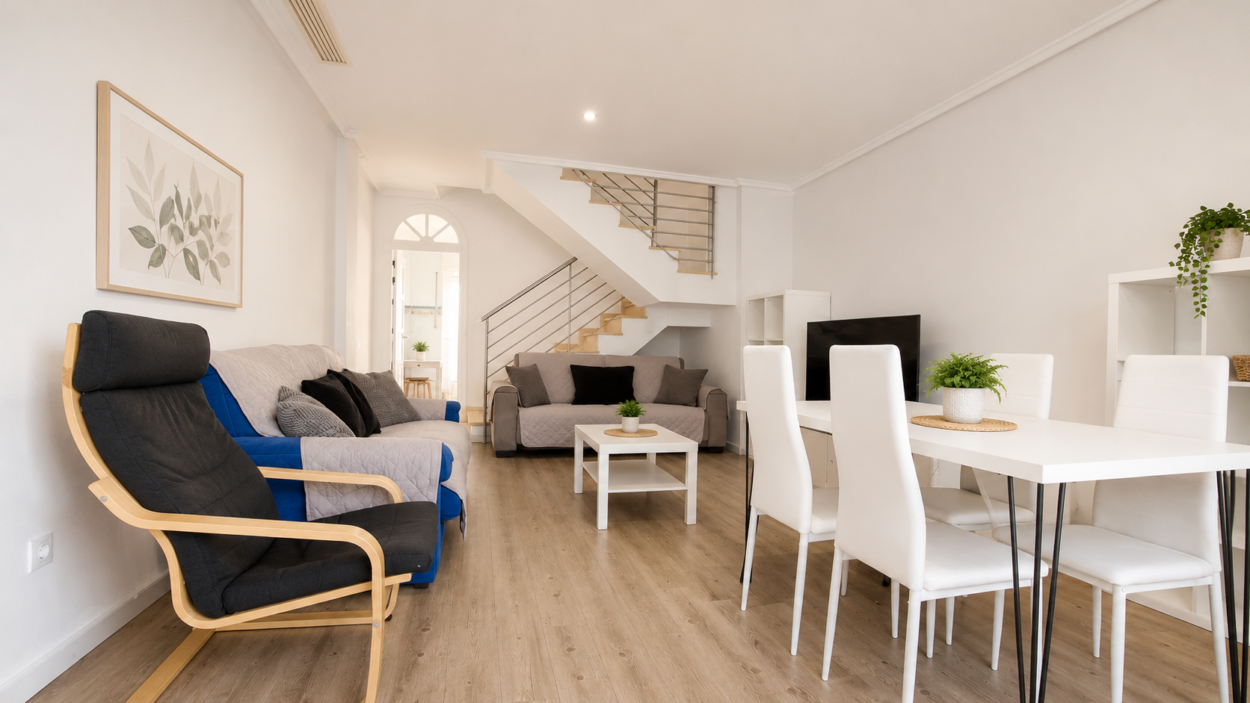 Magnifico Chalet Adosado con gran terraza, piscina comunitaria y plaza de garaje en una de las mejores zonas de Elche