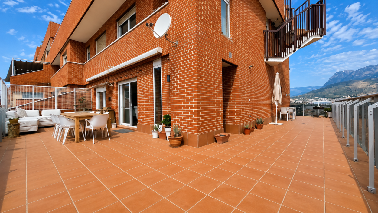 Ático de esquina con terraza de 80 m² y vistas panorámicas al mar en Villajoyosa