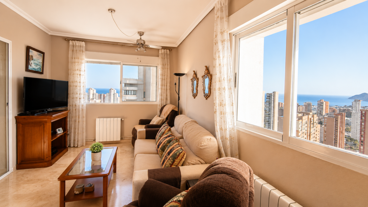 Luminoso piso con vistas panorámicas, garaje, piscina y ubicación privilegiada en Benidorm