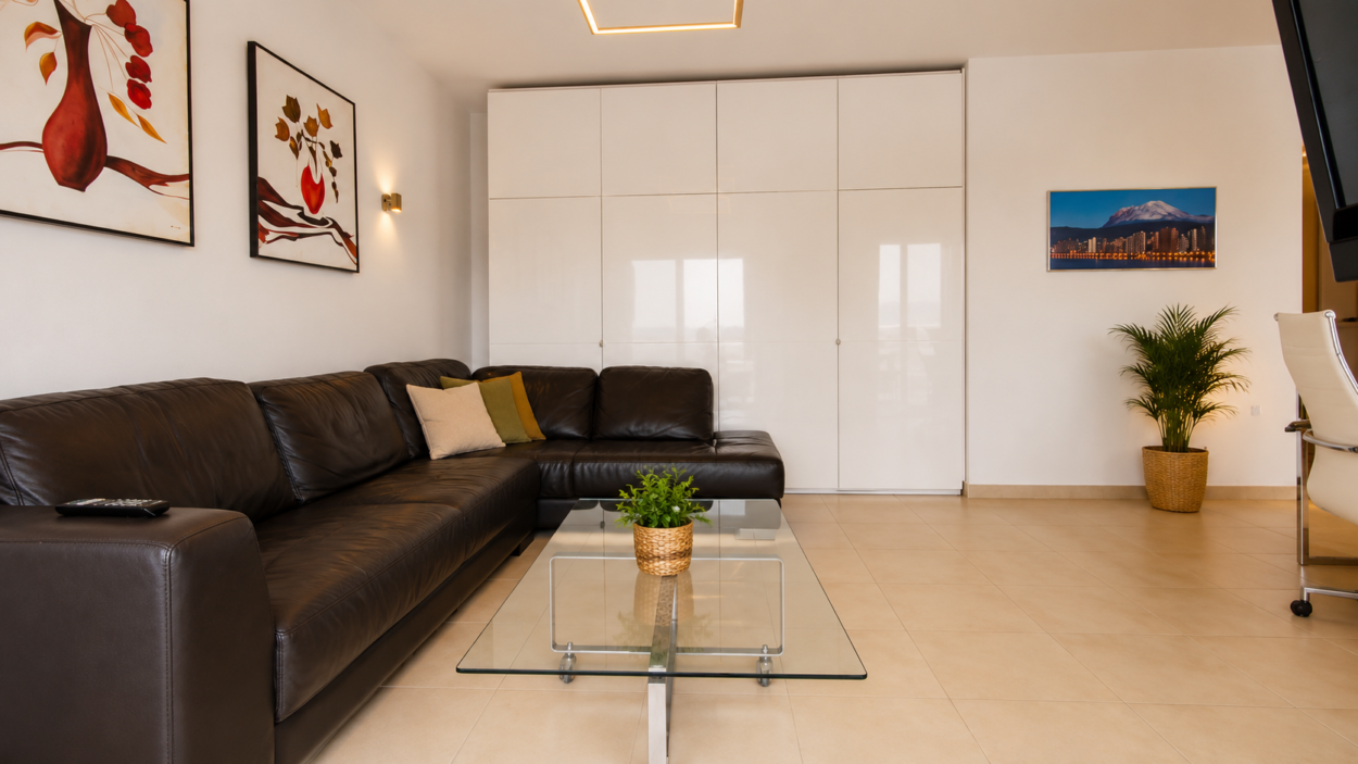 Ático de esquina con terraza de 80 m² y vistas panorámicas al mar en Villajoyosa