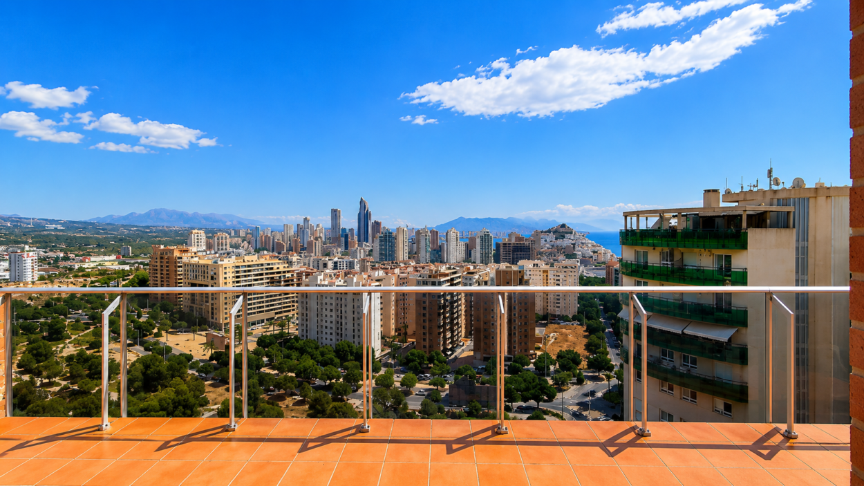 Ático de esquina con terraza de 80 m² y vistas panorámicas al mar en Villajoyosa