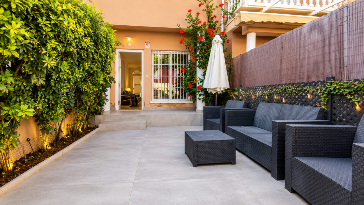 Magnifico Chalet Adosado con gran terraza, piscina comunitaria y plaza de garaje en una de las mejores zonas de Elche