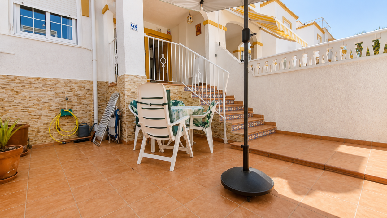 Chalet adosado de 3 dormitorios con jardín, vistas al mar y piscina comunitaria en una de las mejores urbanizaciones de Gran Alacant