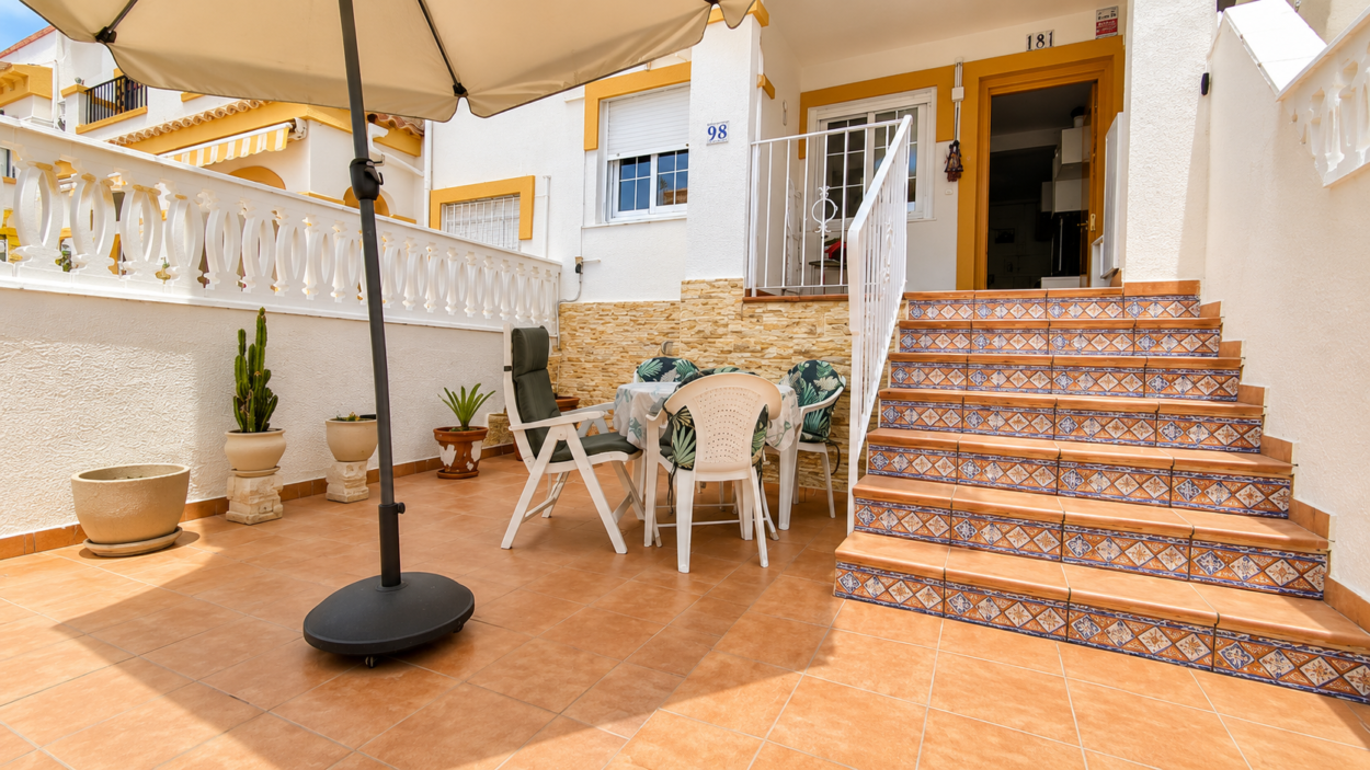Chalet adosado de 3 dormitorios con jardín, vistas al mar y piscina comunitaria en una de las mejores urbanizaciones de Gran Alacant