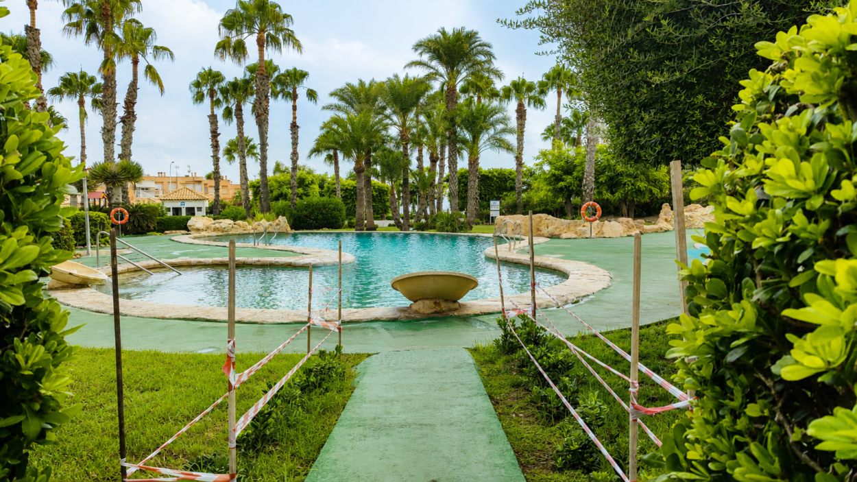 Chalet adosado de 3 dormitorios con jardín, vistas al mar y piscina comunitaria en una de las mejores urbanizaciones de Gran Alacant
