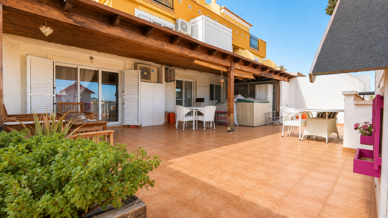 Ático de 86 m² construidos con espectacular terraza privada de aproximadamente 95 m² y vistas al mar y Benidorm.