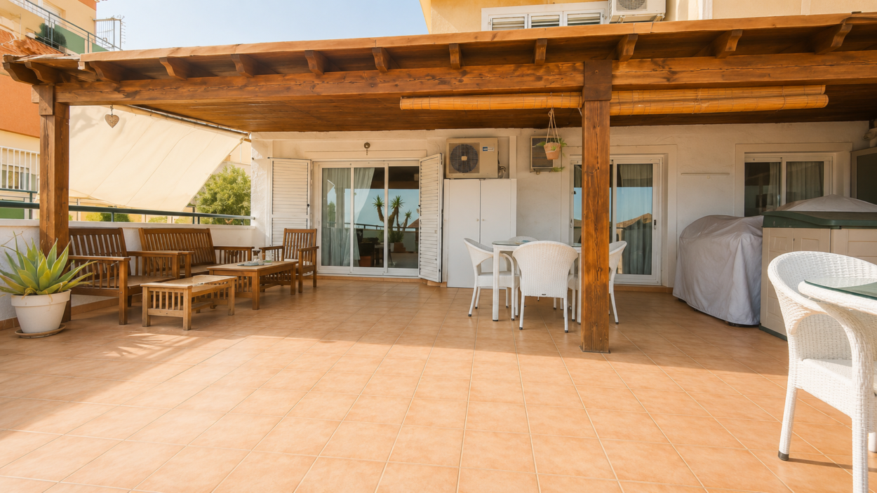 Ático de 86 m² construidos con espectacular terraza privada de aproximadamente 95 m² y vistas al mar y Benidorm.