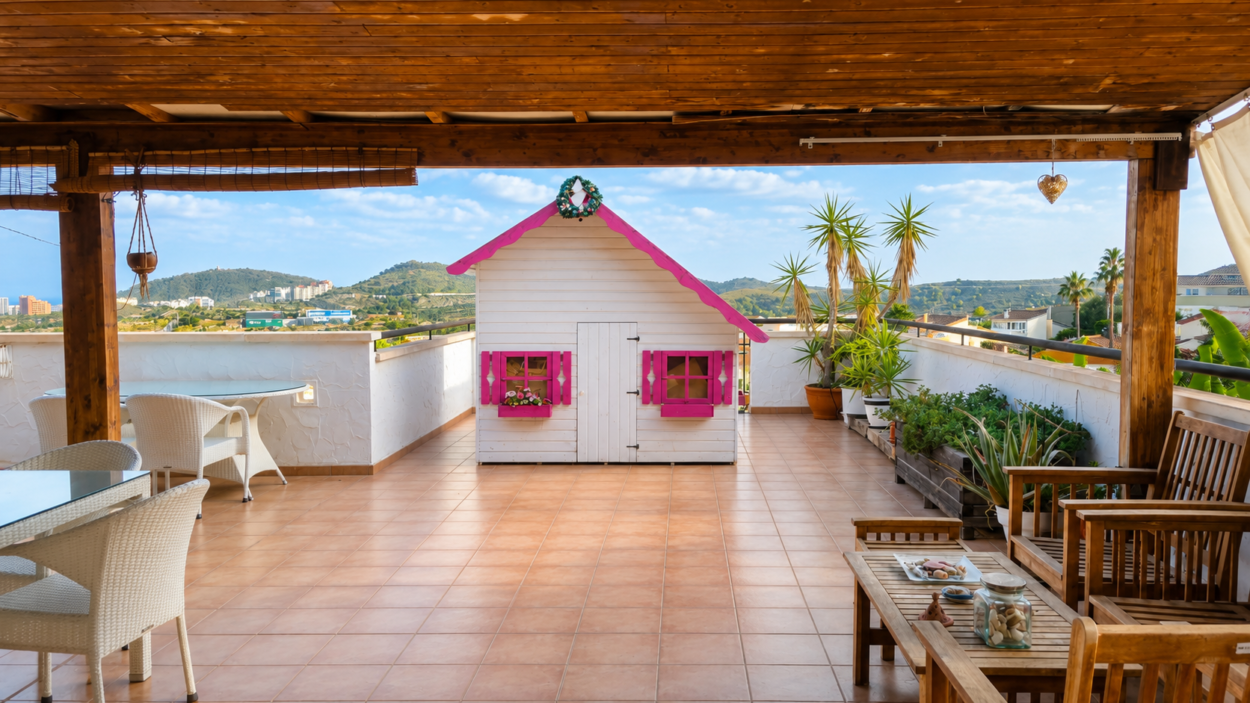 Ático de 86 m² construidos con espectacular terraza privada de aproximadamente 95 m² y vistas al mar y Benidorm.