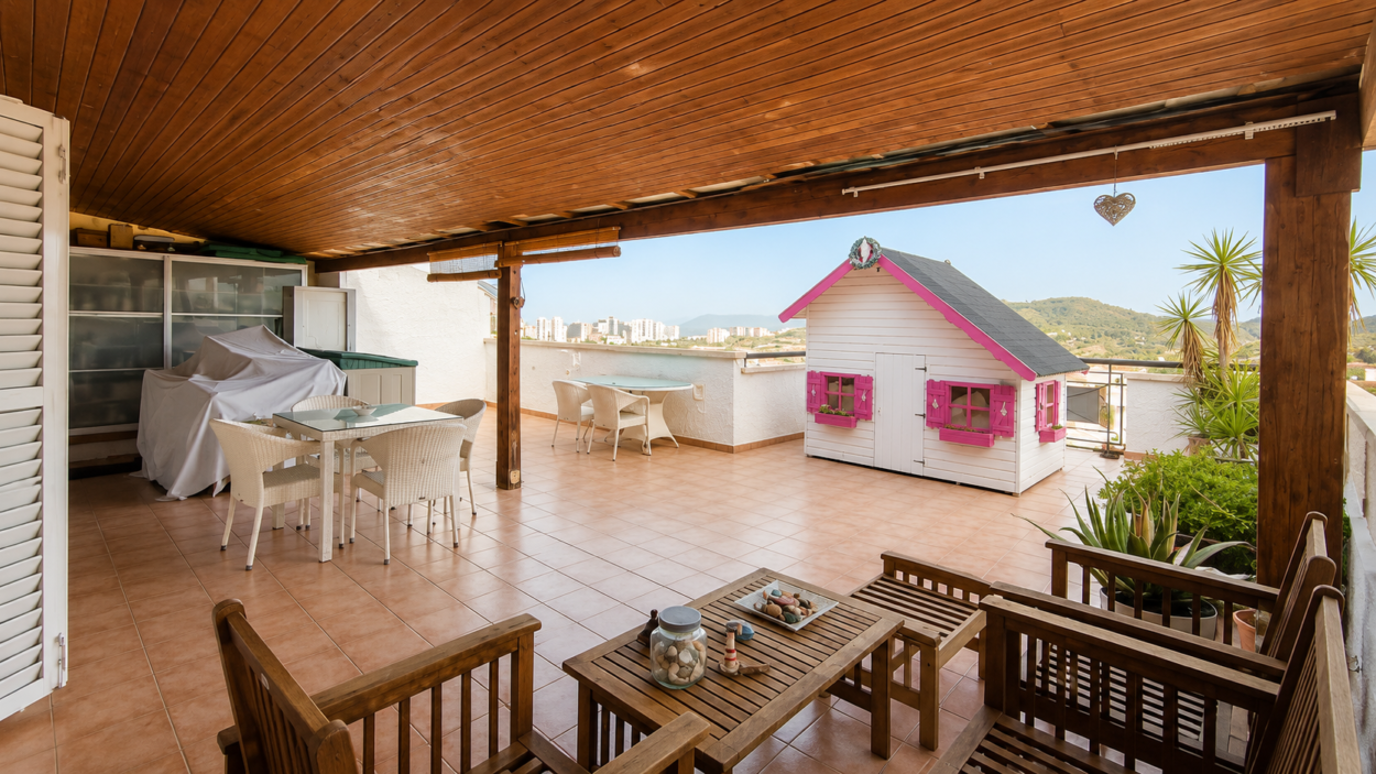 Ático de 86 m² construidos con espectacular terraza privada de aproximadamente 95 m² y vistas al mar y Benidorm.