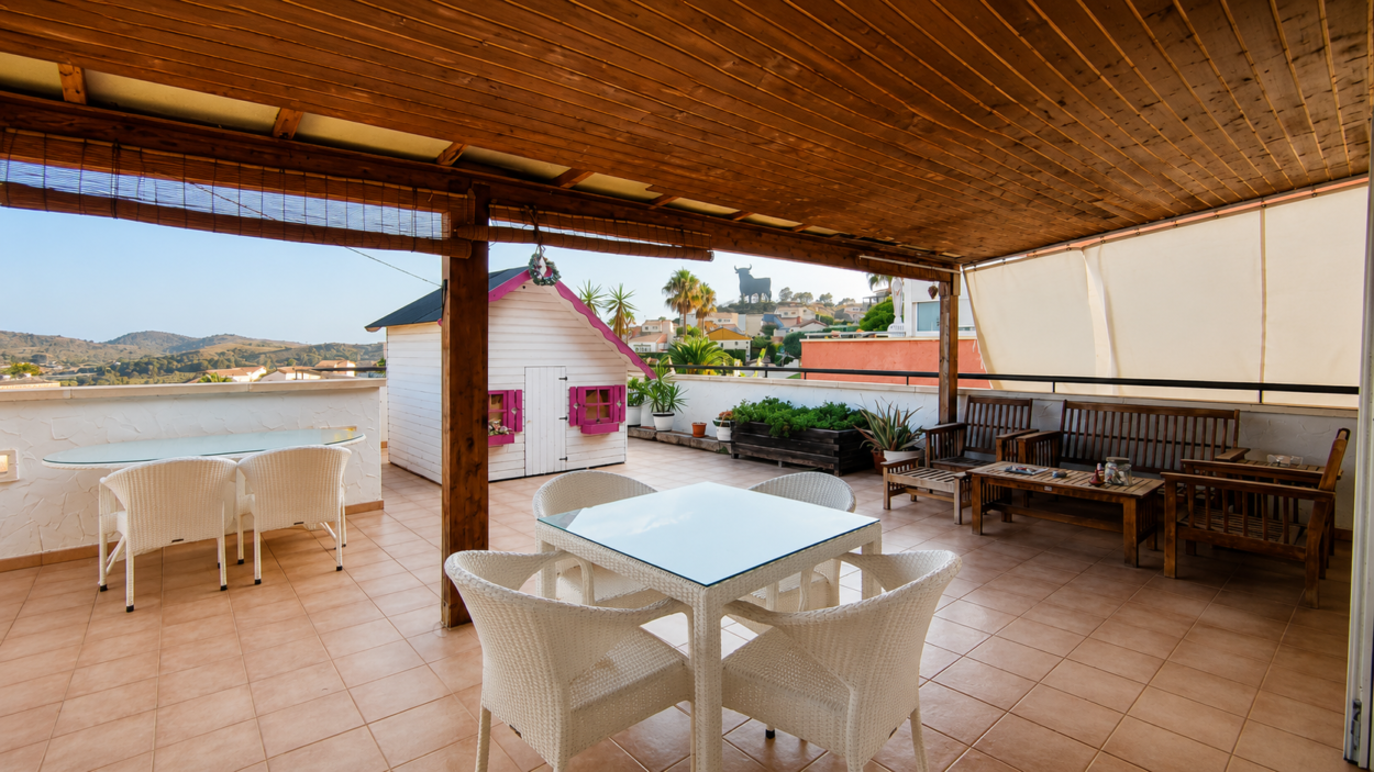 Ático de 86 m² construidos con espectacular terraza privada de aproximadamente 95 m² y vistas al mar y Benidorm.