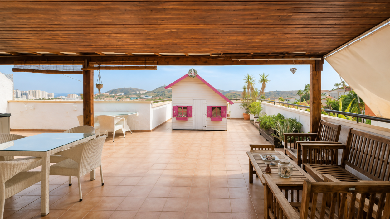 Ático de 86 m² construidos con espectacular terraza privada de aproximadamente 95 m² y vistas al mar y Benidorm.