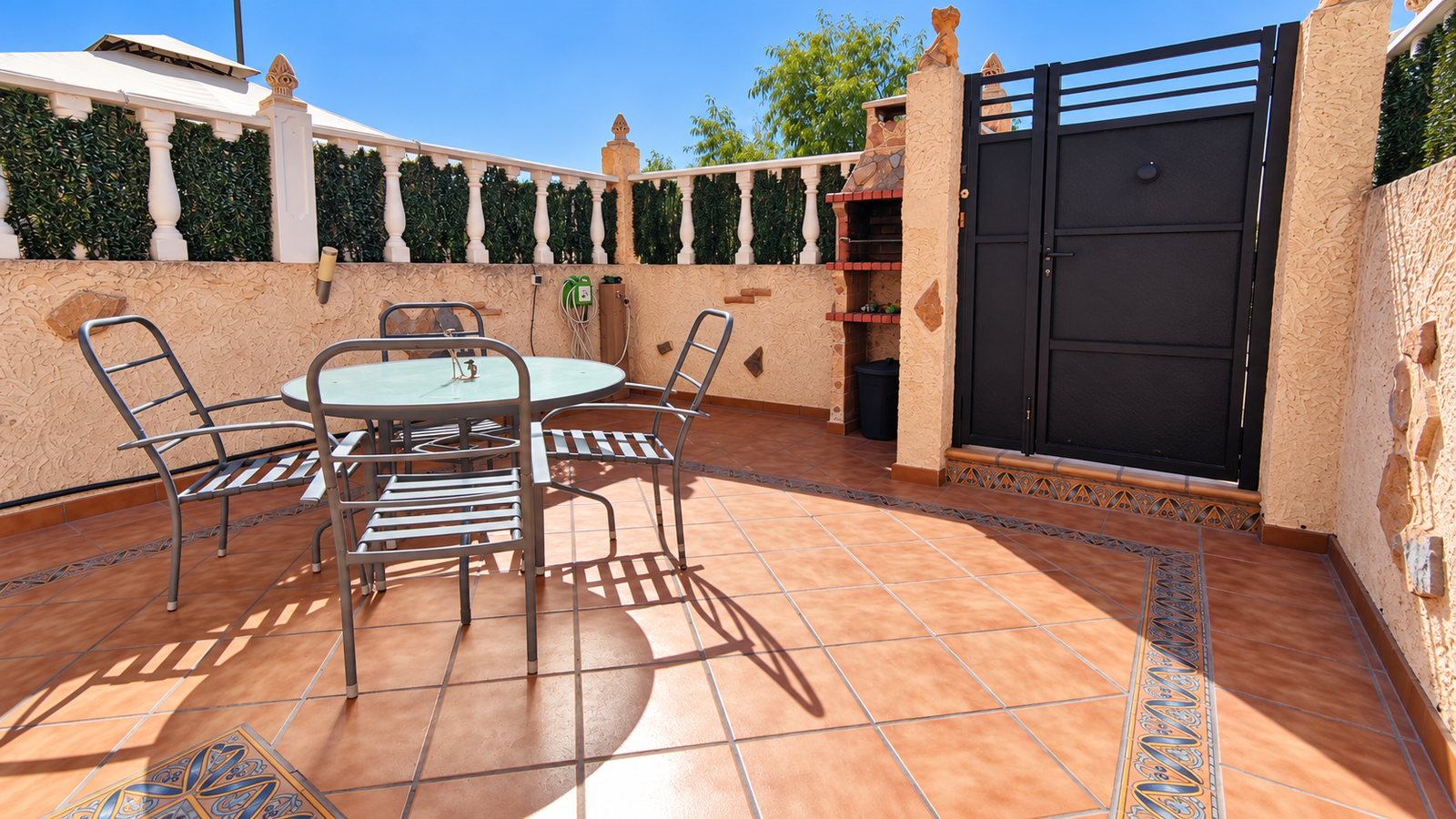 CHALET ADOSADO DE 3 DORMITORIOS CON JARDÍN Y AMPLIA TERRAZA – MONFORTE DEL CID