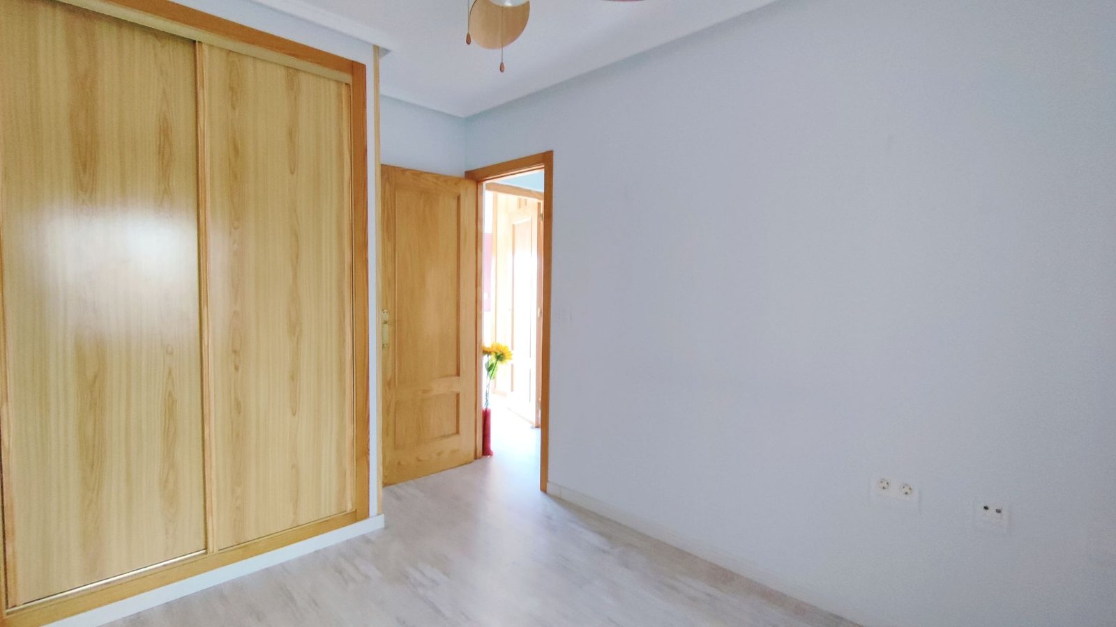 CHALET ADOSADO DE 3 DORMITORIOS CON JARDÍN Y AMPLIA TERRAZA – MONFORTE DEL CID
